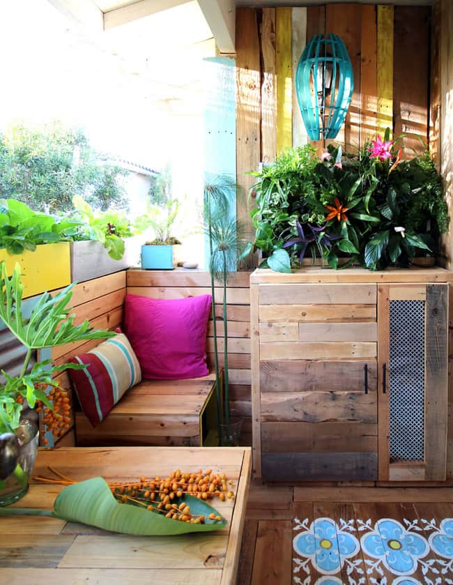 Build a stunning boho tropical outdoor room with pallets 
