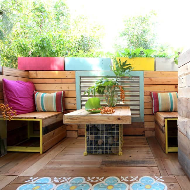 Construisez une superbe pièce extérieure tropicale avec des palettes - Un remodelage des locataires !  |  Un morceau d'arc-en-ciel