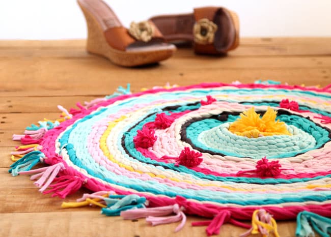 Really fun and detailed tutorial on how to make rag rug from old t-shirts, and how to weave beautiful rugs on a cardboard loom or hula hoop loom!