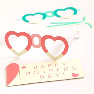 Free Printable MOM Glasses and gift pouches: easy fun paper craft, wear them for Mother's Day or mom's birthday for a happy celebration | A Piece Of Rainbow