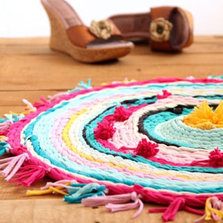Really fun and detailed tutorial on how to make rag rug from old t-shirts, and how to weave beautiful rugs on a cardboard loom or hula hoop loom!