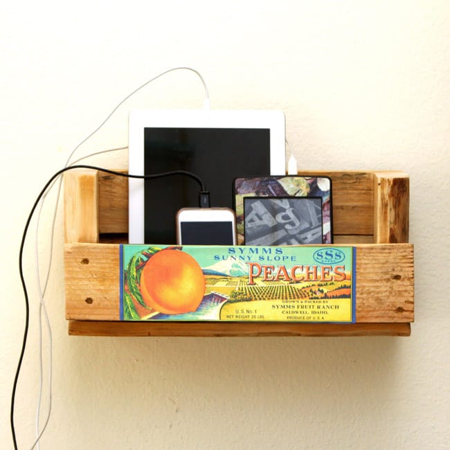Make a charging station from pallet scrap wood, and clear up the clutter on your table or desk! Plus some gorgeous vintage crate labels as a free download!