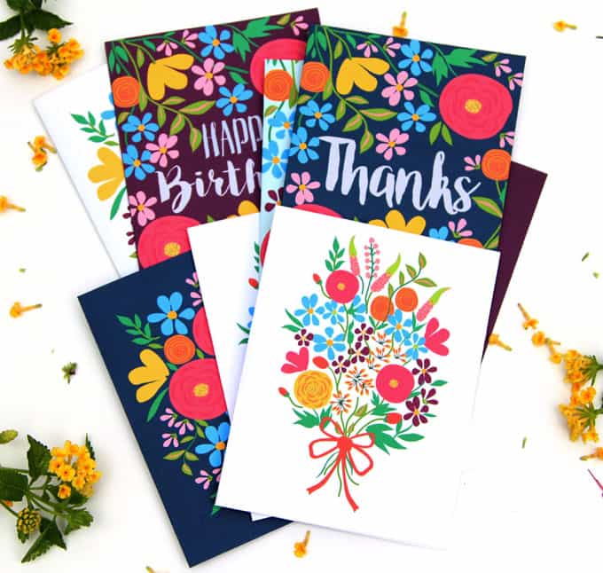 Un ensemble de magnifiques cartes de vœux florales imprimables - des modèles gratuits à télécharger et à créer vos propres cartes d'anniversaire, cartes de remerciement et cartes de vœux vierges !  - Un morceau d'arc-en-ciel