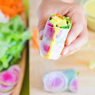 Easy 10 minute fresh vegetarian spring rolls: exploding with flavor and more nutritious than the traditional Vietnamese & Thai favorite. Two amazing dipping sauces: Peanut sauce and Lime chili sauce, plus video tutorial and lots of great tips! - A Piece of Rainbow