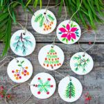 Beautiful DIY air dry clay and salt dough Christmas ornaments using nature finds & watercolor art on homemade clay! Easy and unique holiday crafts, gifts & decorations! – A Piece of Rainbow