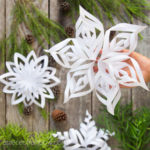 Make easy 3d paper snowflakes for beautiful winter & Christmas decorations. 3 free templates. Best paper crafts ideas for kids & family!