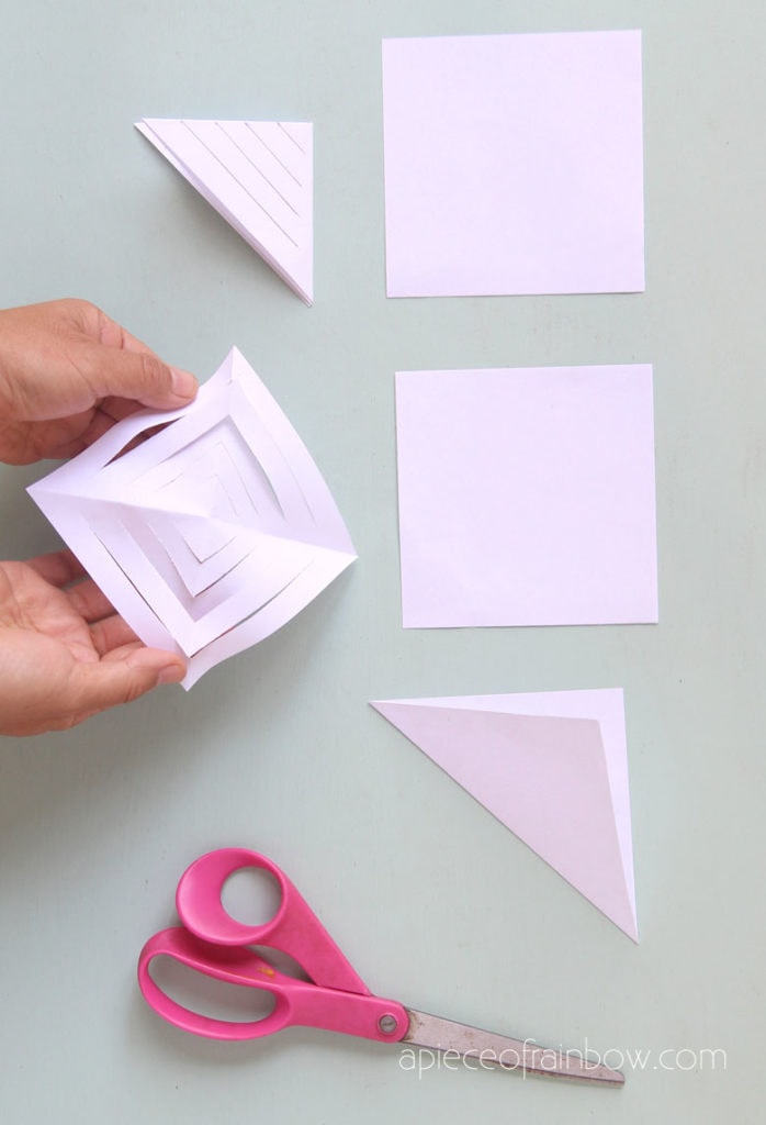 Schneiden Sie Designs, um 3D-Papierschneeflocken herzustellen 