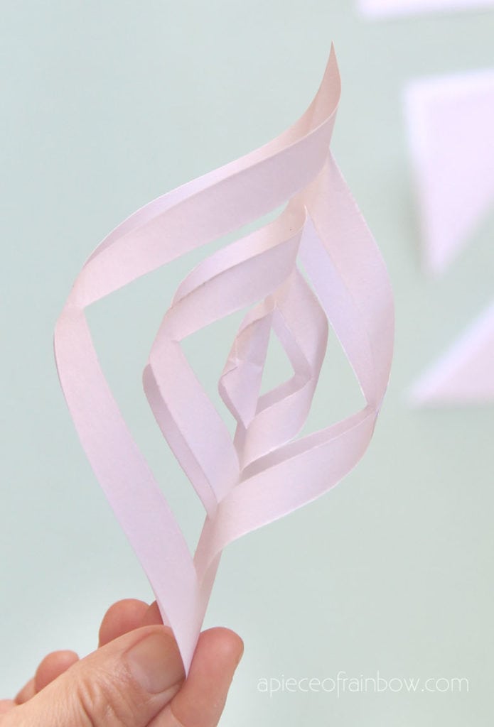   wie man 3D-Papierschneeflocken macht 