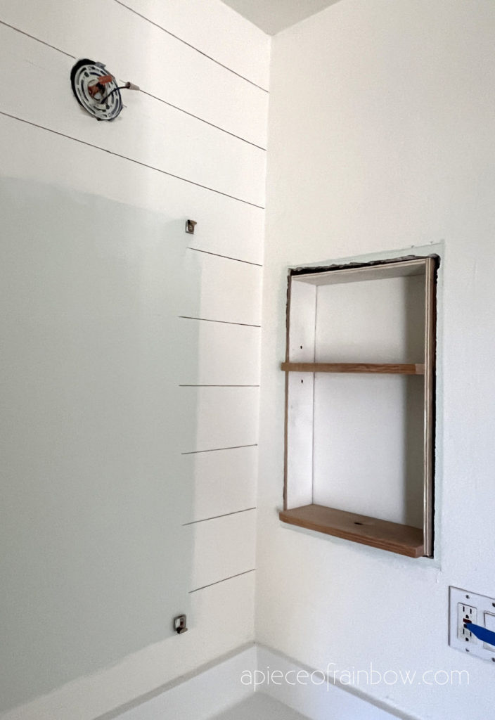 Remodelage et relooking de salle de bain : Transformez une ancienne armoire à pharmacie en étagère flottante ouverte dans une niche murale
