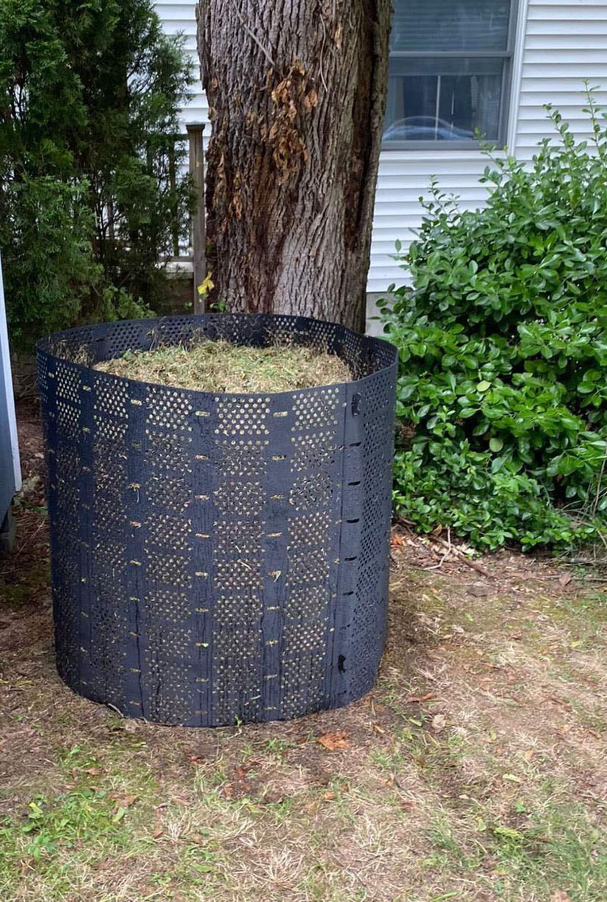 https://www.apieceofrainbow.com/wp-content/uploads/2023/01/DIY-compost-bins-ideas-tumbler-wire-mesh-hardware-cloth-gardening-composting-systems-vermicompost-tea-worm-bin-tower-apieceofrainbow-8.jpg