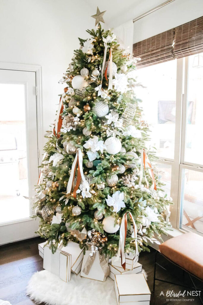 Elegant Christmas tree decorating ideas with ribbon bows  
