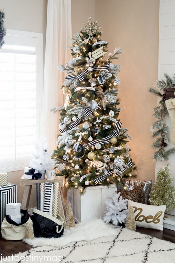 Black and white ribbon ideas for a modern Christmas tree