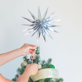 5 Minute DIY 3D paper star: easy crafts & great wall hanging decor, room accents, tree toppers, etc for Christmas & all year decorations.